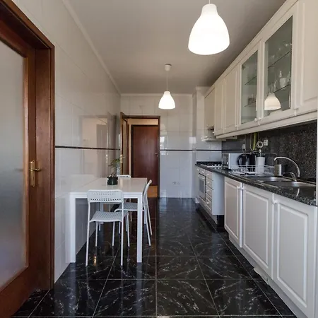 Artur Bivar - T4 Familiar Junto Ao Parque Desportivo Da Rodovia - Appartement